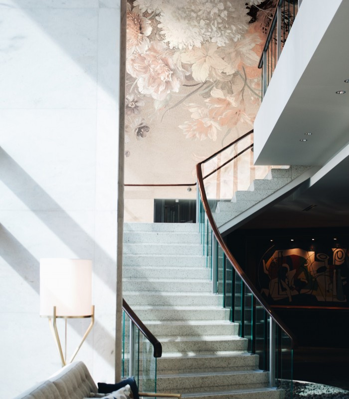 Tapeta Beige floral Wallcolors w reprezentacyjnym holu przy klatce schodowej