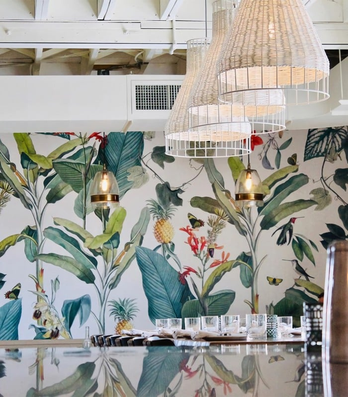 Tapeta Tropicana w restauracji – widok na dekoracyjną ścianę