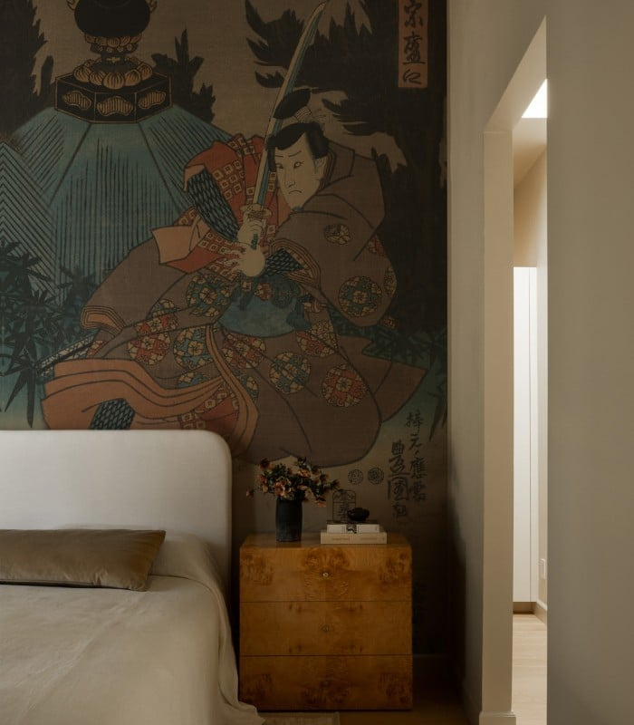 Tapeta Warrior Ethos Wallcolors – aranżacja za łóżkiem w sypialni