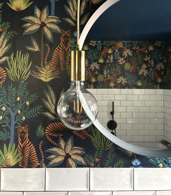 Detal tapety Gold Tigers – przybliżenie wzoru z tygrysami i roślinami