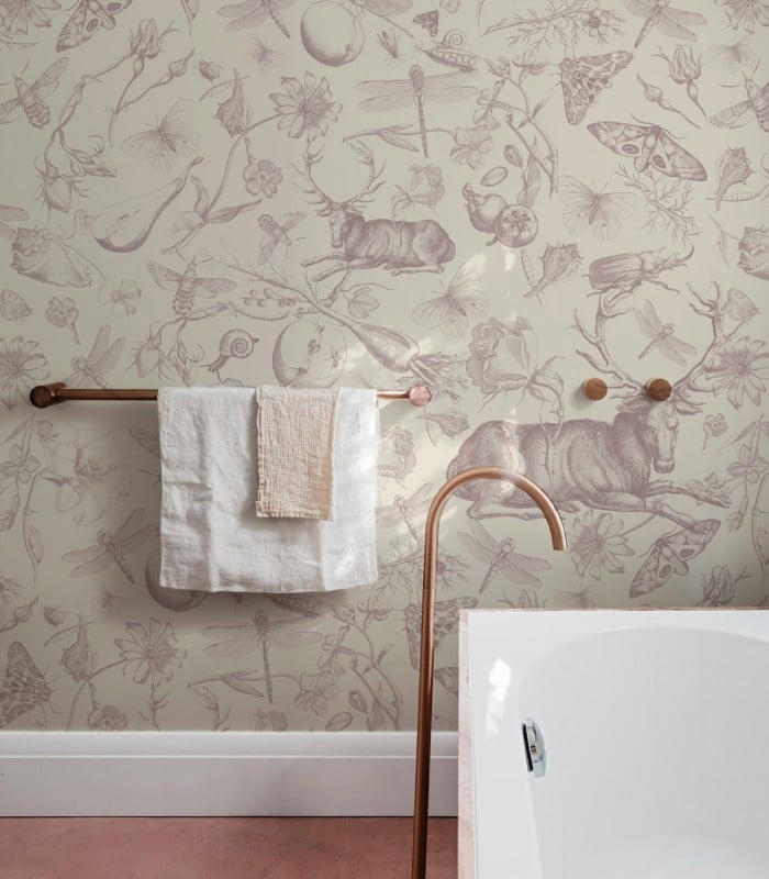 Tapeta Vintage botanic pink Wallcolors we wnętrzu łazienki