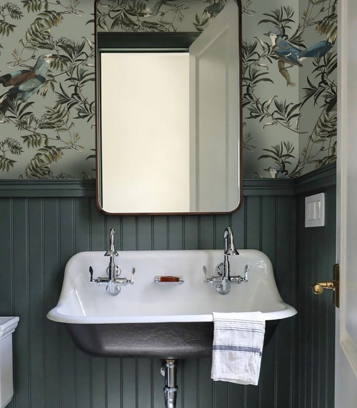 Tapeta Birds in Garden Wallcolors w łazience z lamperiami