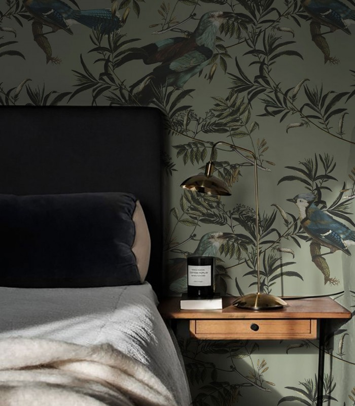 Tapeta Birds in Garden w sypialni przy łóżku