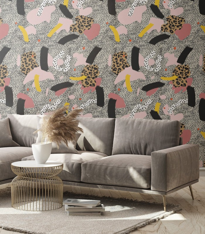 Tapeta Modern Brush Wallcolors w nowoczesnym salonie z szarą sofą