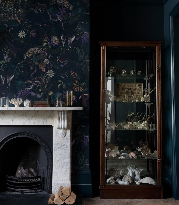 Tapeta Enchanted Garden Toxic Wallcolors w ciemnym salonie z kominkiem