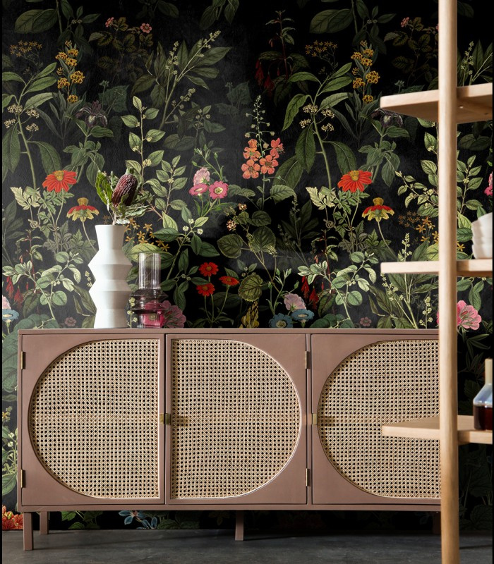 Tapeta Dark Meadow Wallcolors w salonie z rattanową komodą