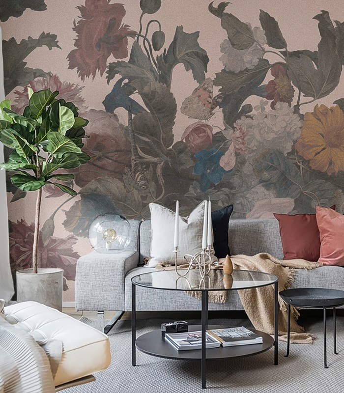 Tapeta Dragonfly Garden Pink na ścianie za sofą w salonie