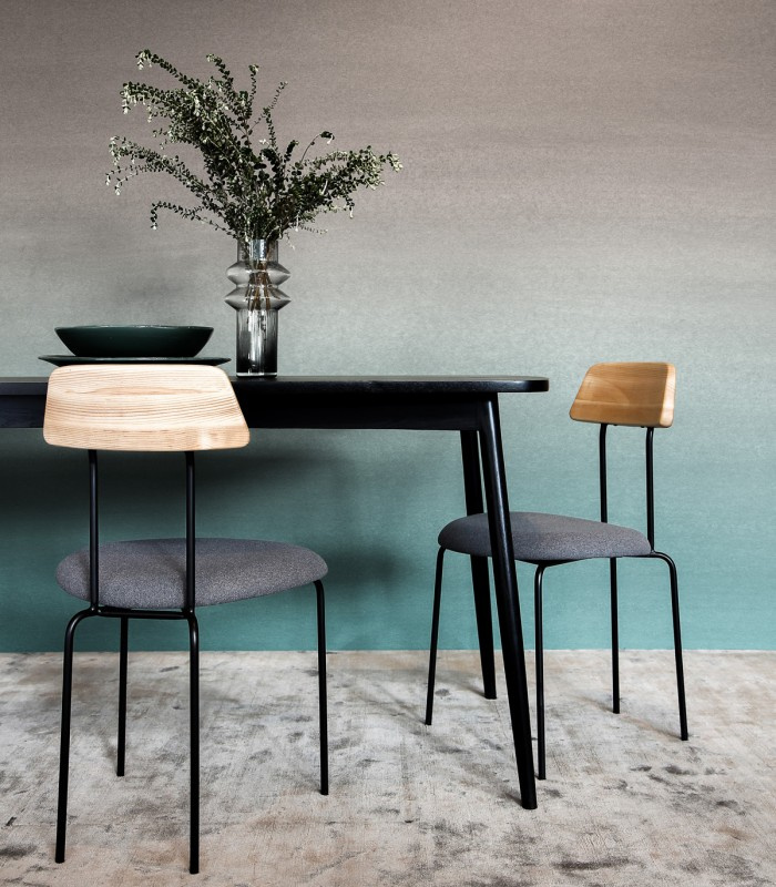 Tapeta Turquoise Fogg Wallcolors zastosowana w salonie w naturalnej aranżacji