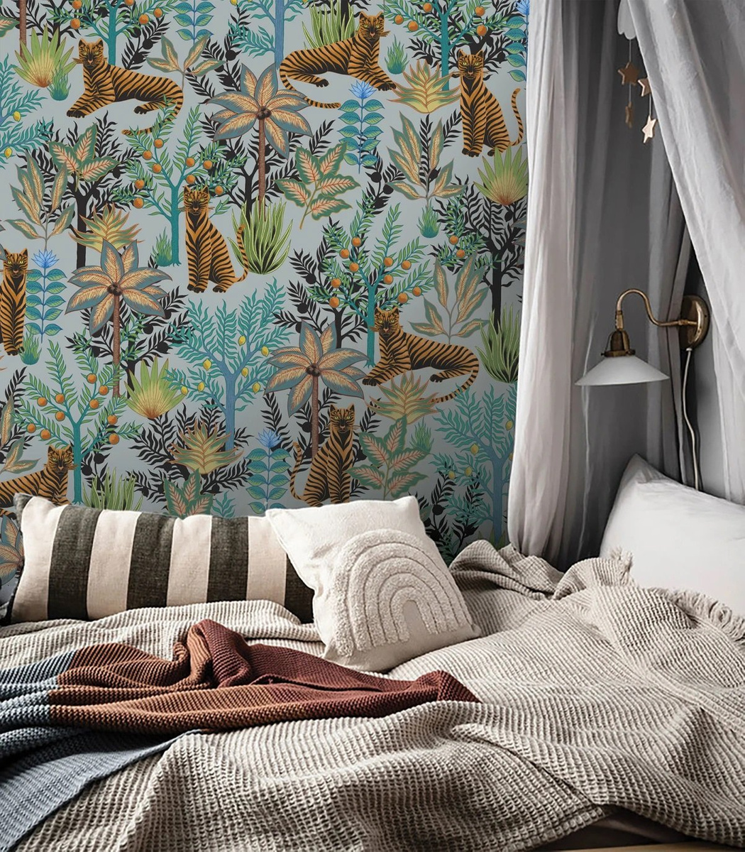 Tapeta Gold Tigers Light Blue Wallcolors na ścianie w sypialni w odcieniach beżu i błękitu