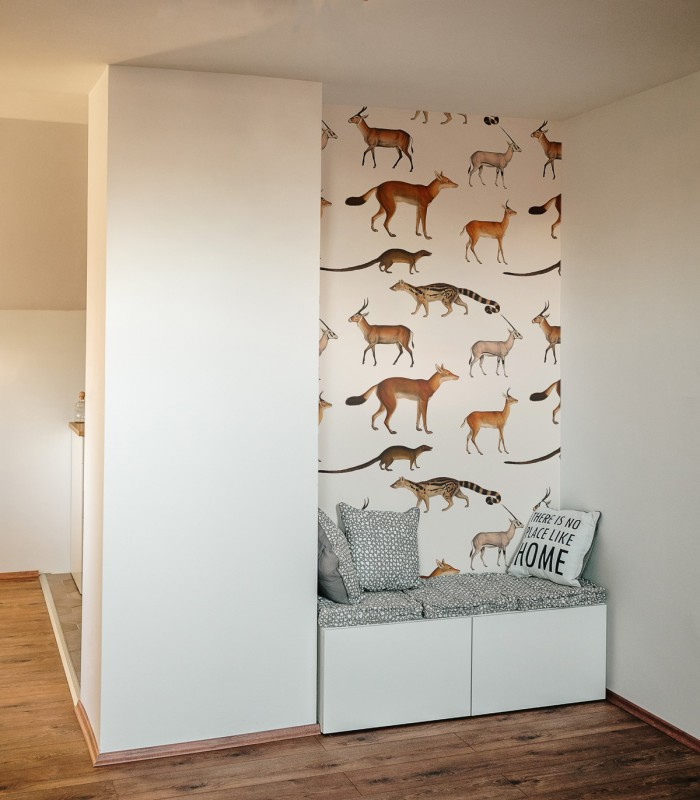 Tapeta Forest Animals Wallcolors na fragmencie ściany w strefie wypoczynkowej