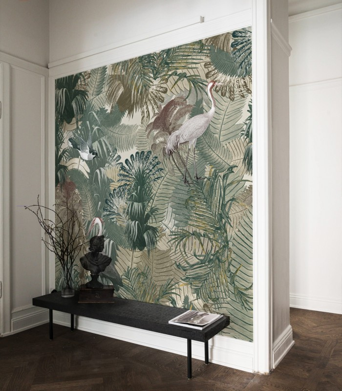 Tapeta Desert Tropics Light Green we wnętrzu – aranżacja ściany z motywem roślinnym i ptakami