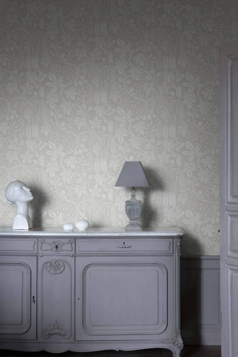 S10258 – tapeta Fig Garden Sandstone Le Village Sandberg – Sandberg – zdjęcie produktu