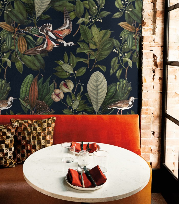 Tapeta Orange bird Wallcolors z motywem ptaków w aranżacji salonu