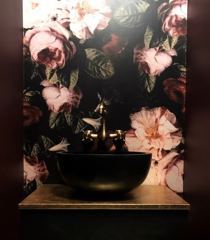 Tapeta Blossom Wallcolors z motywem dużych kwiatów na ciemnym tle we wnętrzu łazienki