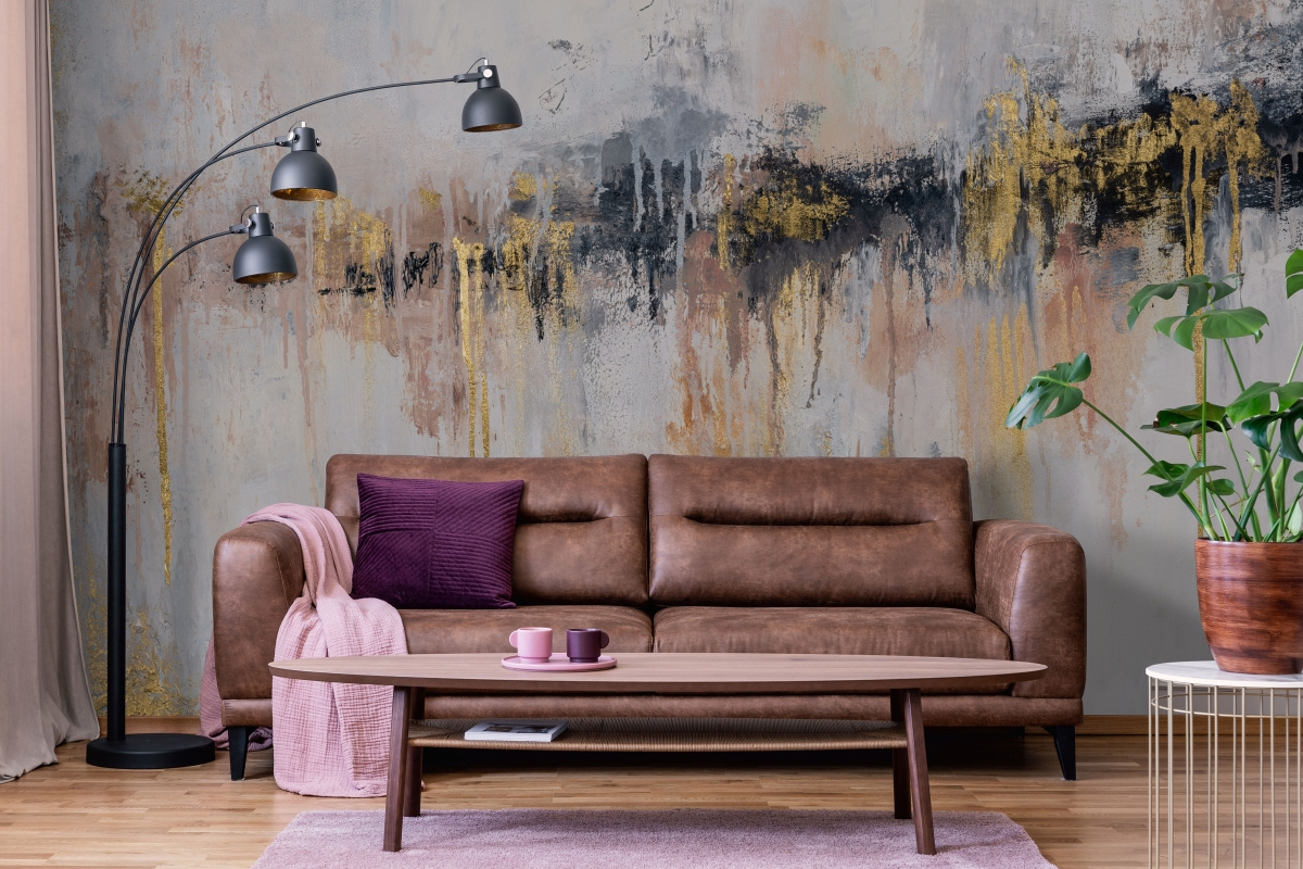 tapeta artystyczna panoramiczna do salonu – Signature z kanapą i oświetleniem loftowym