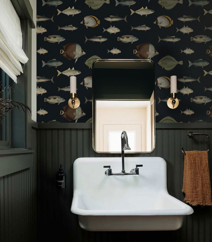Tapeta Under the Sea na ścianie w łazience nad umywalką
