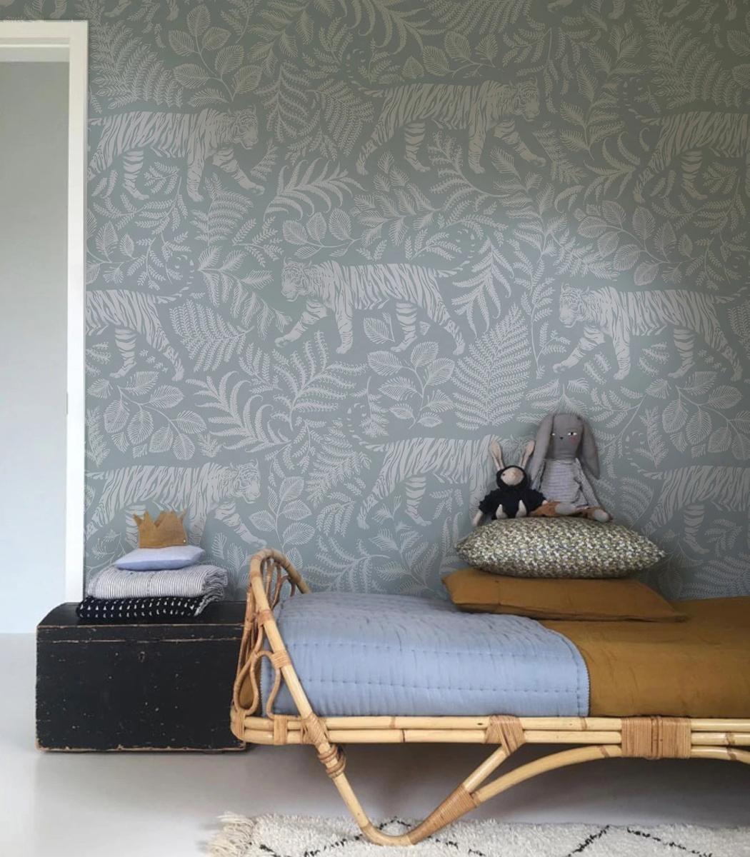 Tapeta Camouflaged Tiger Blue w pokoju dziecka z łóżkiem rattanowym