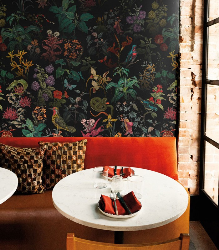 Tapeta Garden Ombre w strefie jadalnianej – ciemna ściana z kolorowymi roślinami