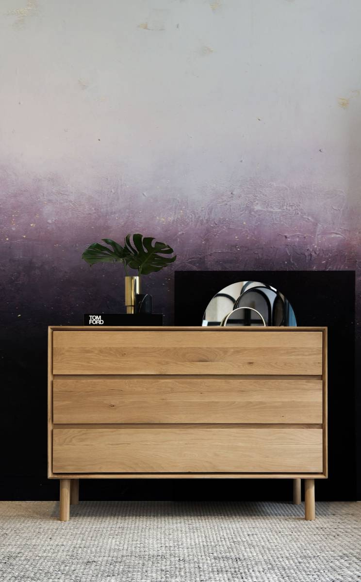 tapeta na wymiar WallArt Erica – eleganckie tło dla komody w salonie