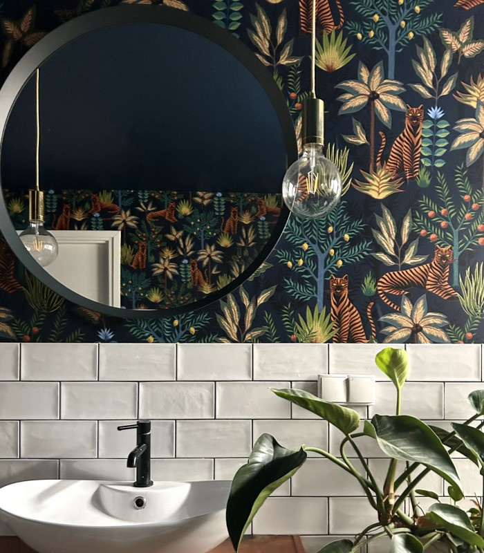 Tapeta Gold Tigers w aranżacji łazienki z białymi płytkami i roślinami