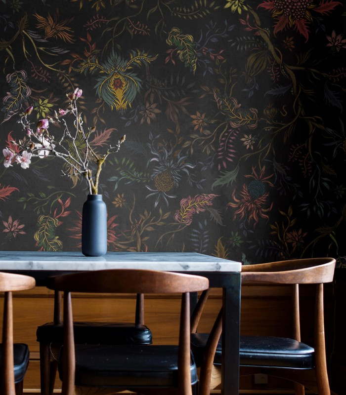 Tapeta Night Flowers w jadalni z drewnianymi krzesłami