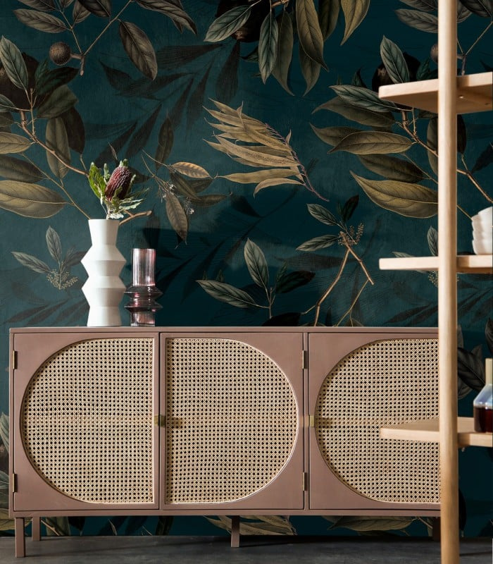 Tapeta Olive Branch Wallcolors w salonie z rattanową komodą – aranżacja jadalni