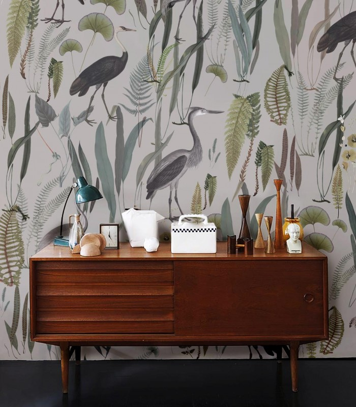 Tapeta Calm Heron Beige w aranżacji salonu – widok ściany za komodą