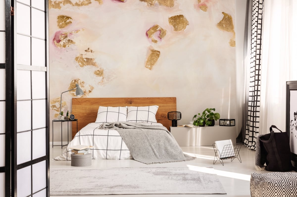tapeta na wymiar WallArt do sypialni – beżowo-złota fototapeta artystyczna Westa