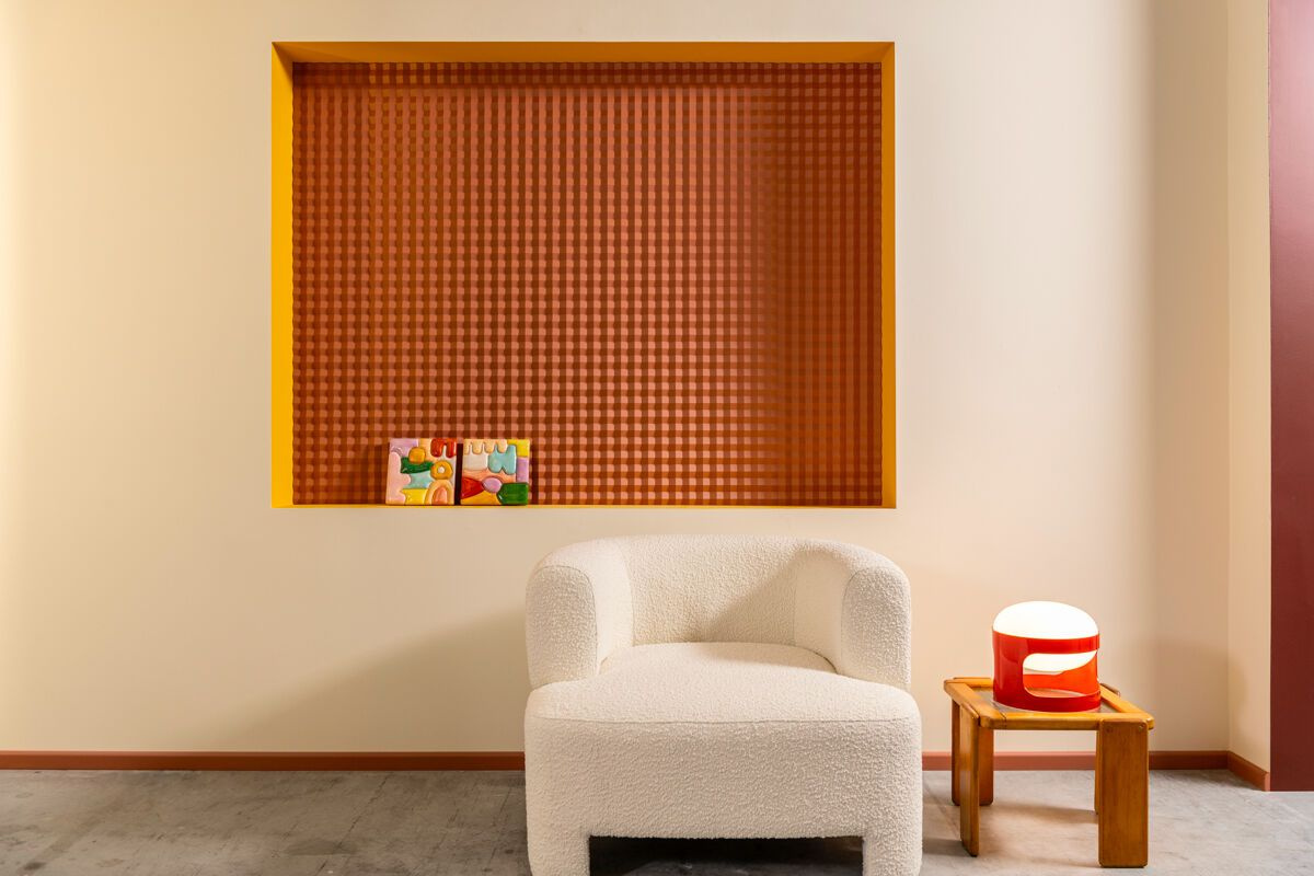 Panele W115 SLOPE Orac Decor zastosowane na całej ścianie oraz na meblu