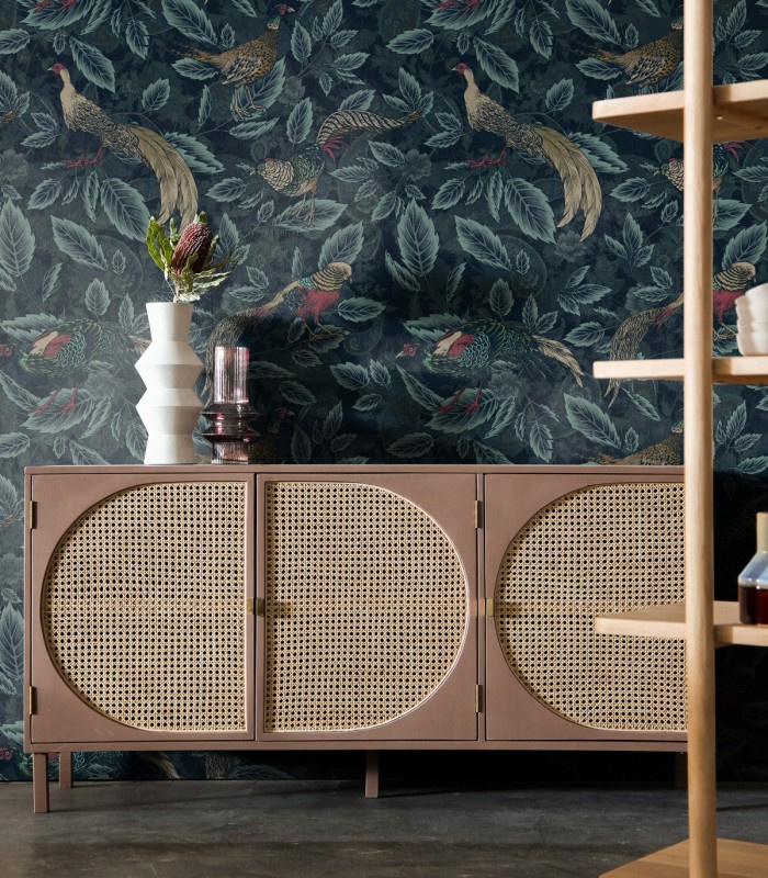 Tapeta Painted Pheasants Wallcolors na ścianie w salonie