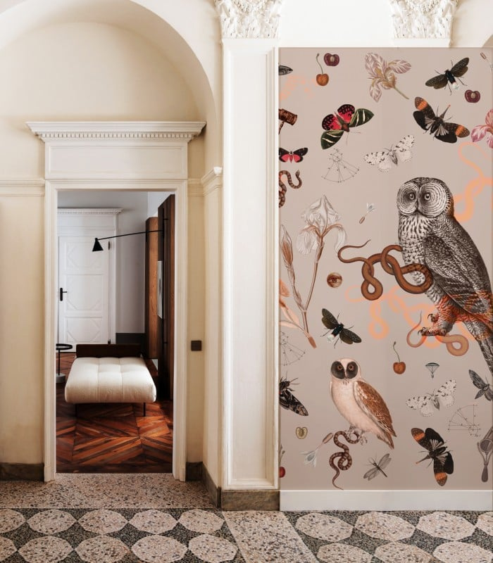 Tapeta Pink Owls w salonie w zestawieniu z drewnianymi meblami