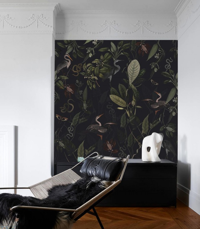 Tapeta Dark Heron Wallcolors w eleganckim salonie przy fotelu wypoczynkowym