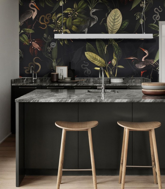 Tapeta Dark Heron Wallcolors w eleganckim wnętrzu z czerwonym zagłówkiem łóżka