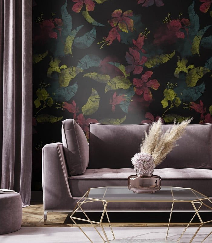 Tapeta Lilies Wallcolors w eleganckim salonie na ciemnym tle z kwiatowym wzorem