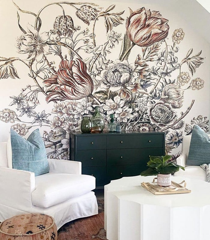 Tapeta Floral Poem w salonie – aranżacja z białymi fotelami