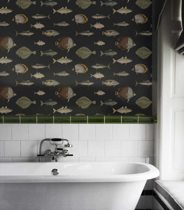 Tapeta Under the Sea nad wanną w biało-zielonej łazience