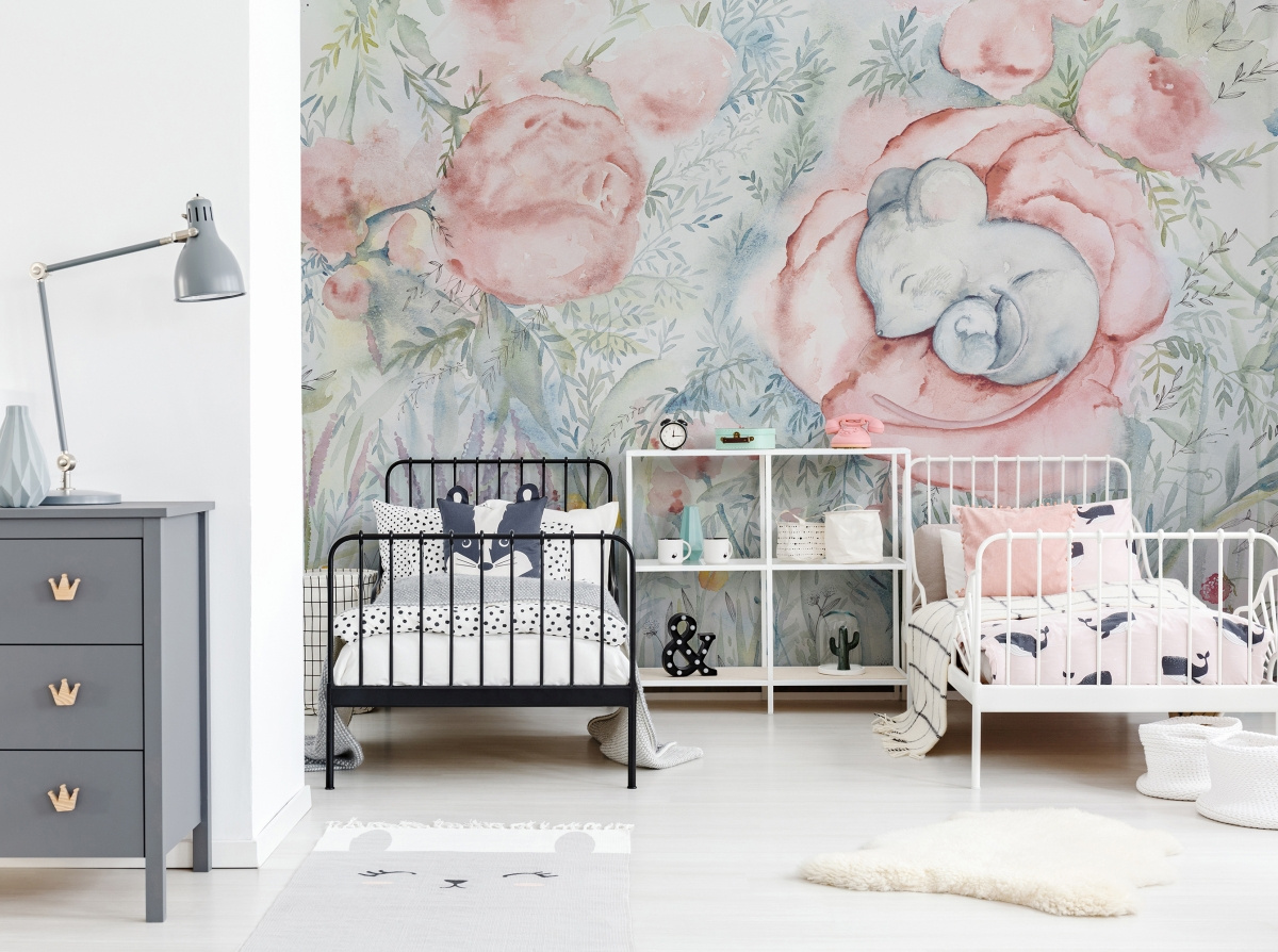 Tapeta Little Nap WallArt - detal akwarelowych kwiatów i śpiącej myszki na ścianie