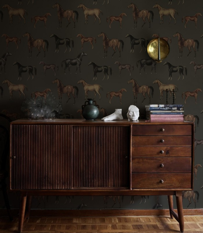 Tapeta Horses Olive w eleganckim salonie z komodą