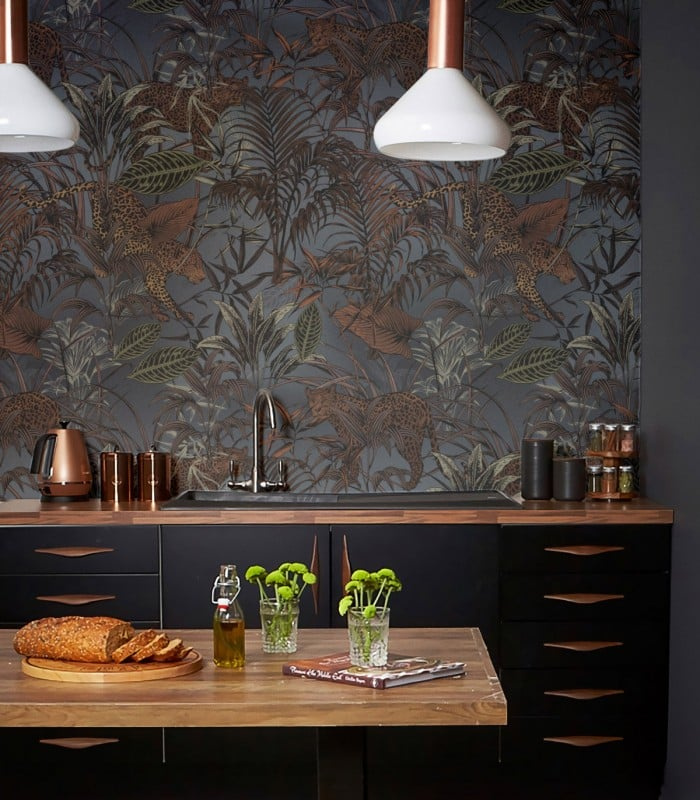 Tapeta Jaguar Wallcolors w aranżacji kuchni z ciemnymi meblami i drewnianym blatem