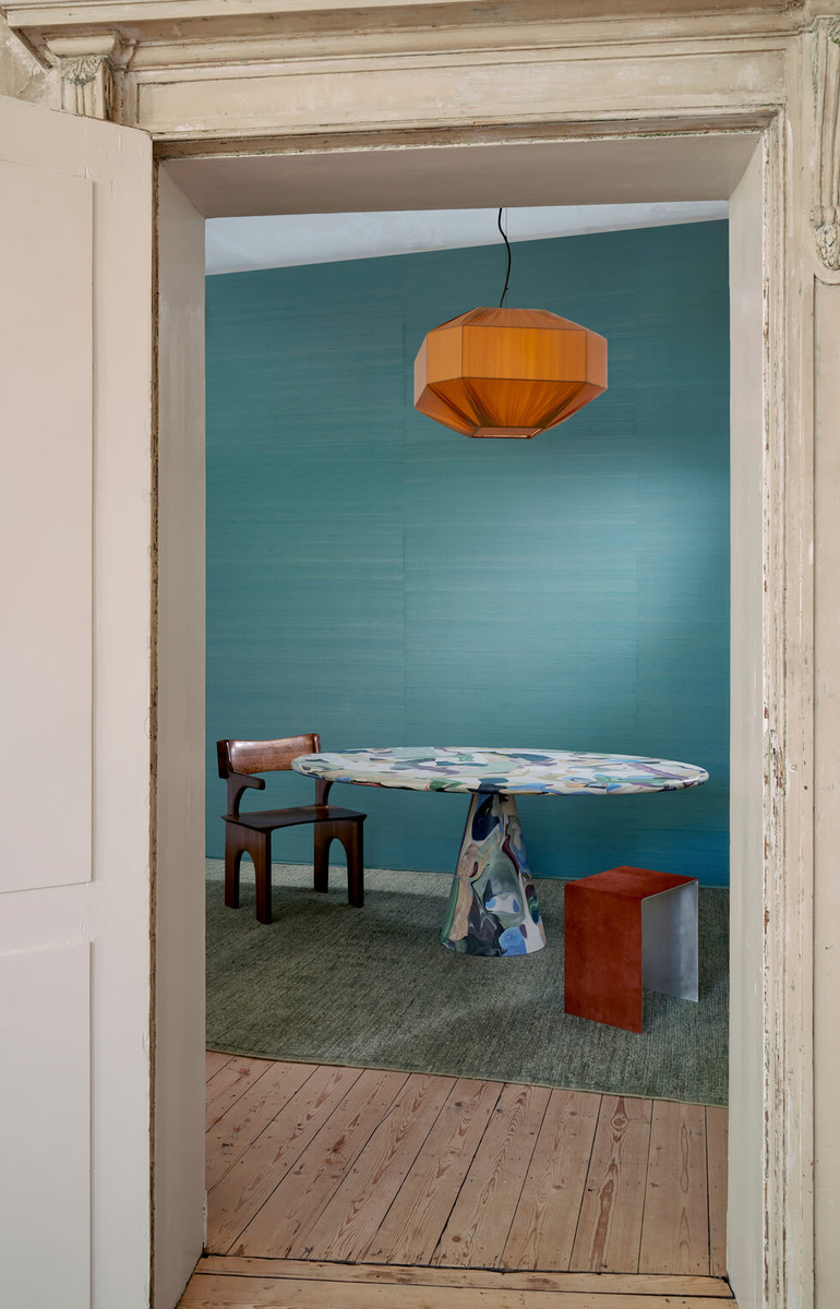 A58551-tapeta Papillon Le Couturier Arte – Arte – aranżacja jadalni z turkusową tapetą na ścianie