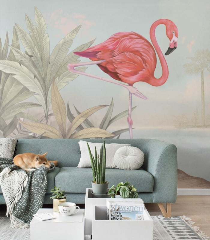 Tapeta Crimson Flamingo Wallcolors we wnętrzu salonu z zieloną sofą