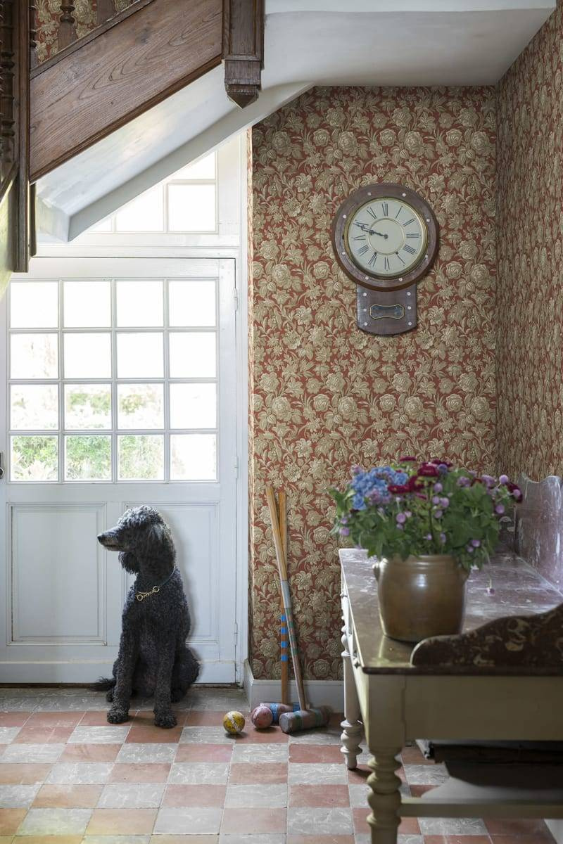 S10245 – tapeta Valentin Ruby Red Le Village Sandberg – Sandberg – zdjęcie produktu