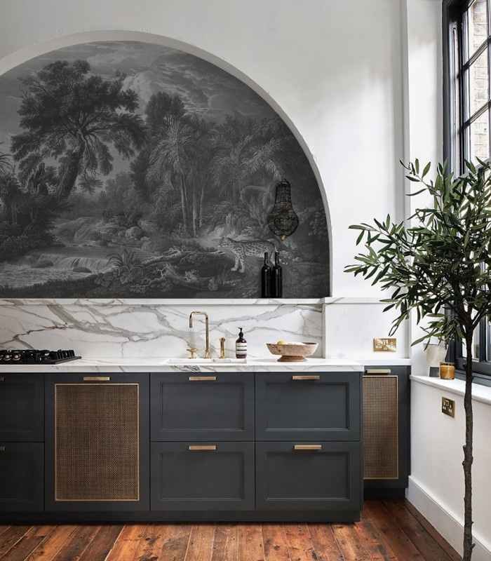 Tapeta Ocelot Wallcolors w aranżacji kuchni z marmurowym blatem