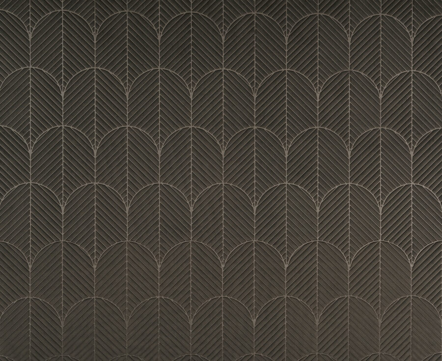 Tapeta flizelinowa Arte Anicca Kanso brązowa o geometrycznym liściastym wzorze w aranżacji salonu WallDecor