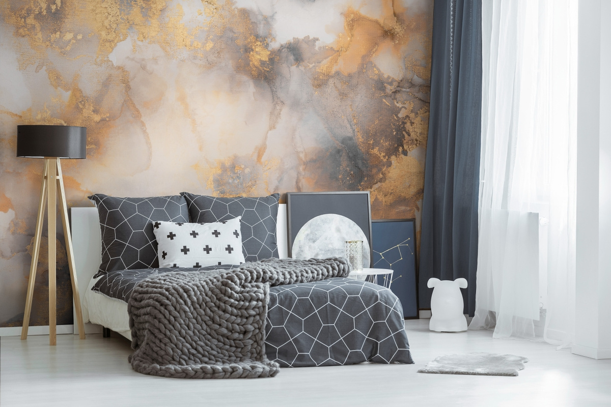 tapeta artystyczna panoramiczna do sypialni – fototapeta Dolce Vita Grey&Gold na ścianie za łóżkiem