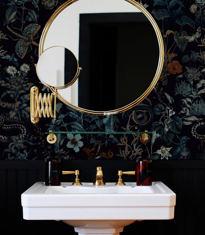 Ciemna roślinna tapeta Botanic w łazience – detal lustra i złotych dodatków