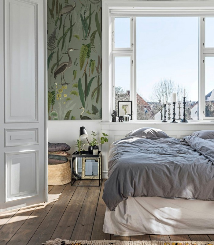 Tapeta Calm Heron Mint Wallcolors we wnętrzu sypialni przy oknie