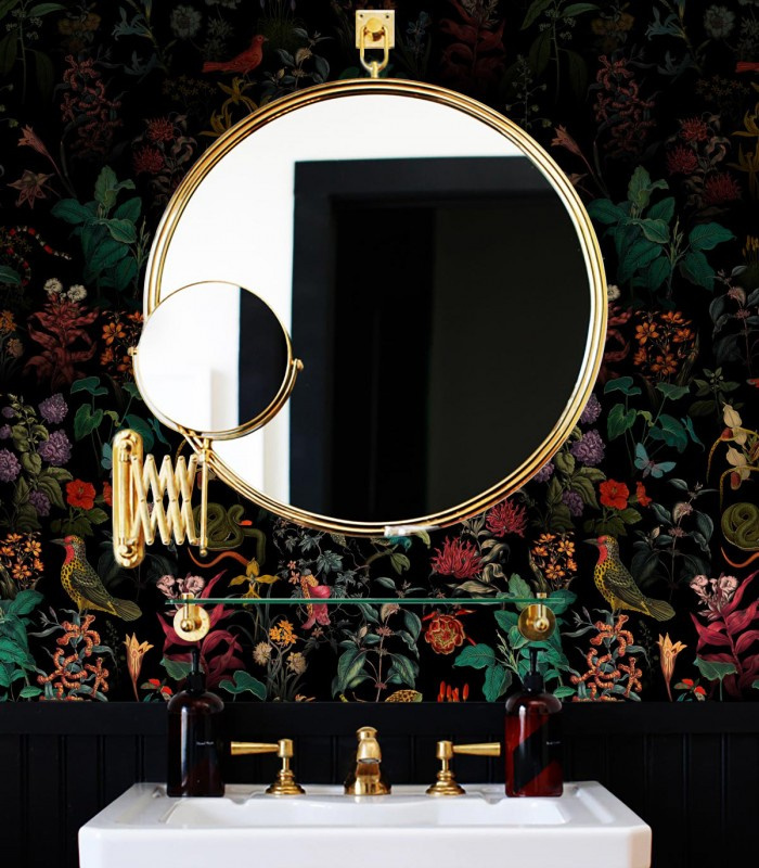 Tapeta Garden Ombre w łazience z lustrem w złotej ramie