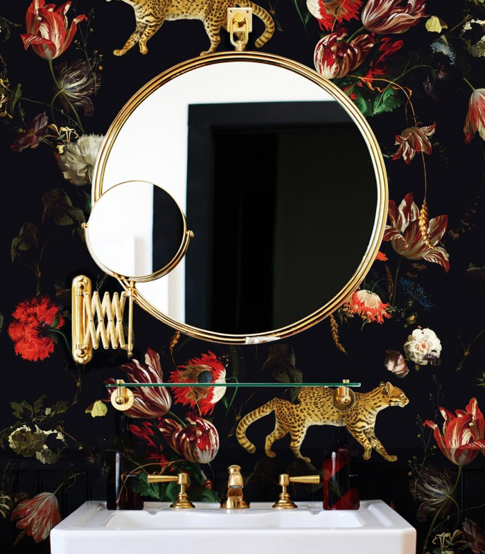 Tapeta Dutch Flowers w aranżacji łazienki z złotymi dodatkami