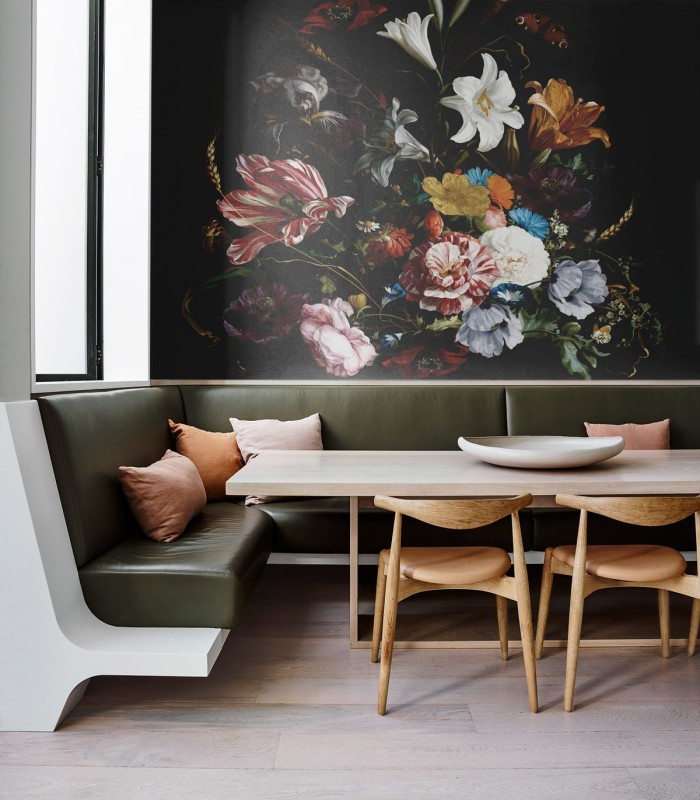 Zbliżenie na tapetę Floral Color w eleganckim wnętrzu z drewnianą komodą